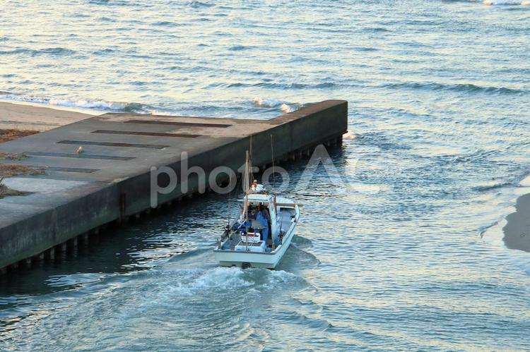 冬の朝菊川河口から遠州灘へ向かう釣り船 釣り船,朝,漁船の写真素材