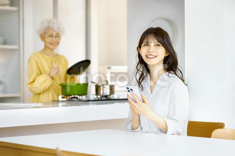 嫁　姑　母と娘　同居 母,娘,嫁の写真素材