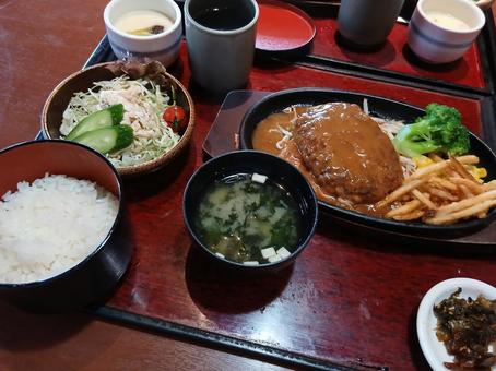 ハンバーグ大×フライドポテトの定食 ハンバーグ,洋食,外食の写真素材