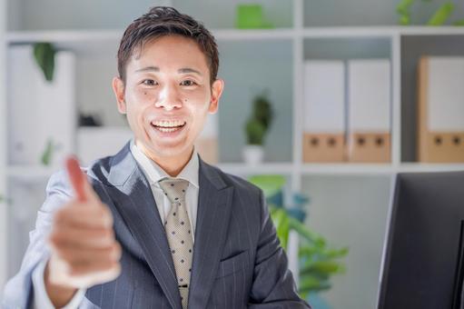 成功したビジネスマン 成功したビジネスマン 男性,スーツ,笑顔の写真素材