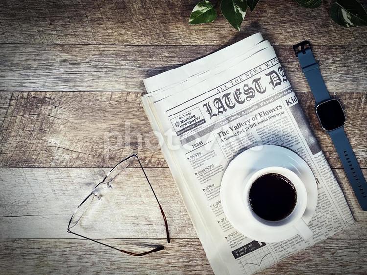 コーヒーと英字新聞　アンティーク調　俯瞰 コーヒー,アンティーク調,英字新聞の写真素材
