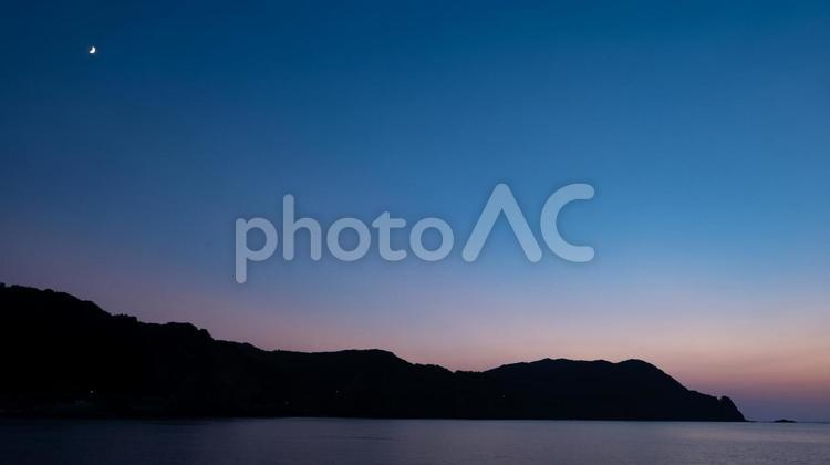 ピンクの夕焼けと月 夕焼け,ピンク,月の写真素材