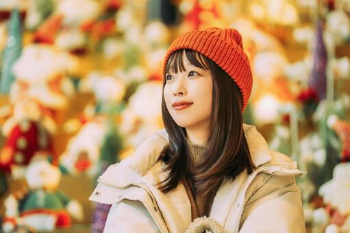 クリスマスのディスプレイと笑顔の女性 冬,女性,クリスマスの写真素材