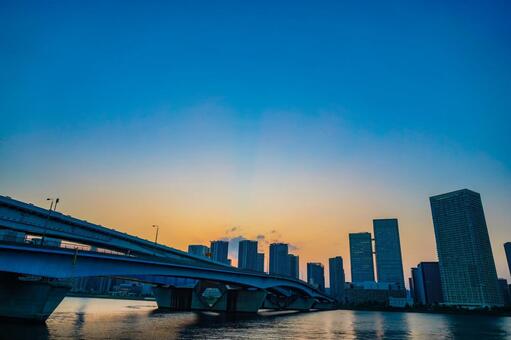 夕焼けと湾岸の橋 東京,日本,夕焼けの写真素材