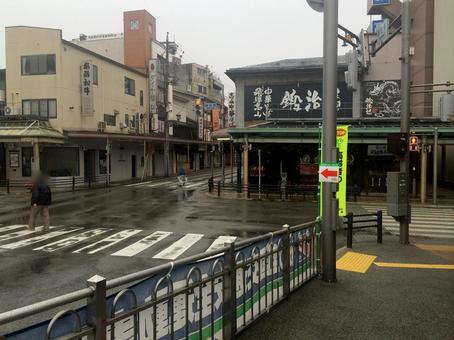 雨の早朝で人が少ない鍛冶橋交差点(高山 雨の早朝で人が少ない鍛冶橋交差点(高山 鍛冶橋交差点,鍛冶橋,雨の写真素材