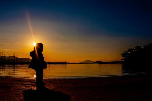 海の夕焼けと子供 子供,女の子,少女の写真素材