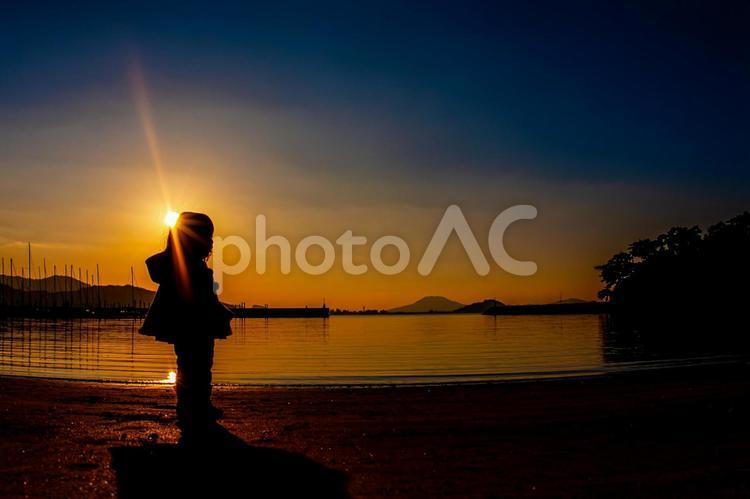 海の夕焼けと子供のシルエット 子供,女の子,少女の写真素材