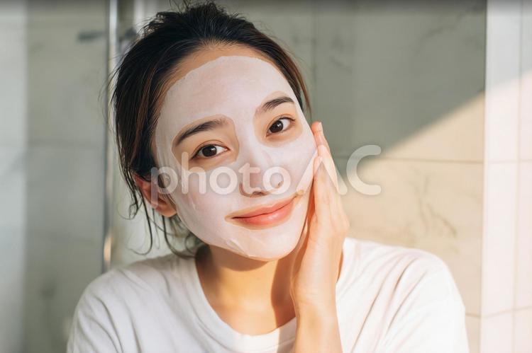 シートマスクでスキンケアする女性 シートマスク,パック,スキンケアの写真素材