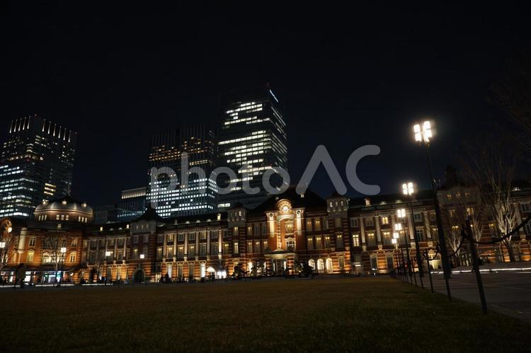 東京駅　丸の内の駅前広場と高層ビル　夜景 東京駅,駅舎,駅前広場の写真素材