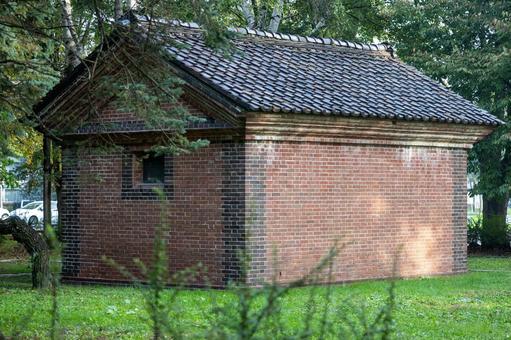 緑の中のレトロなレンガ造りの建物 緑ヶ丘公園,十勝監獄石油庫,グリーンパークの写真素材