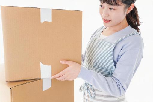 引越しをする若い女性 不動産,ダンボール,断捨離の写真素材