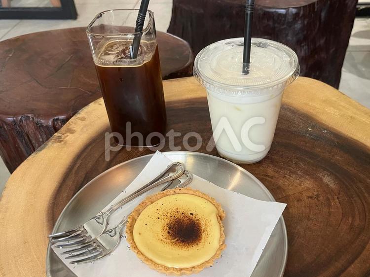 マレーシア、KLのチーズタルトと飲み物 海外,マレーシア,飲み物の写真素材