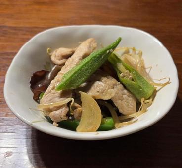 豚肉と自家栽培オクラニラ醤油炒めの取り皿 豚肉と自家栽培オクラニラ醤油炒めの取り皿の写真