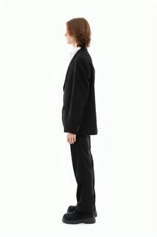 長髪の横向きスーツ男性 長髪の横向きスーツ男性の写真