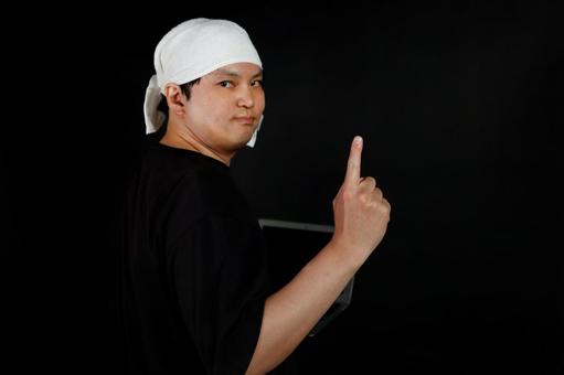 仕事中の男性の指差し 仕事中の男性の指差しの写真