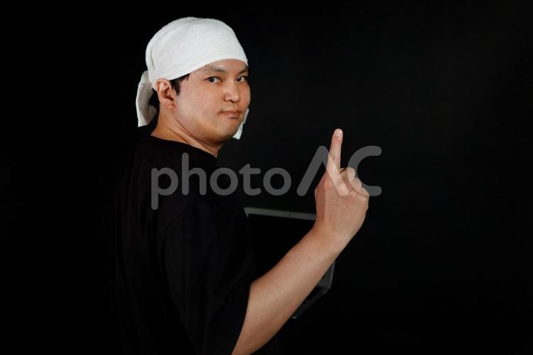 仕事中の男性の指差し 男性,指,黒背景の写真素材