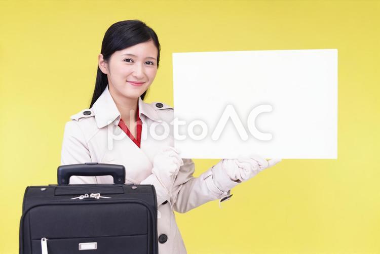 ホワイトボードを持つ旅行客 女性,女,旅行の写真素材