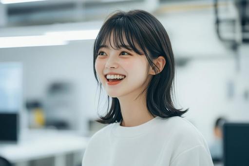 笑顔で働くビジネス女性のポートレート 笑顔で働くビジネス女性のポートレートの写真