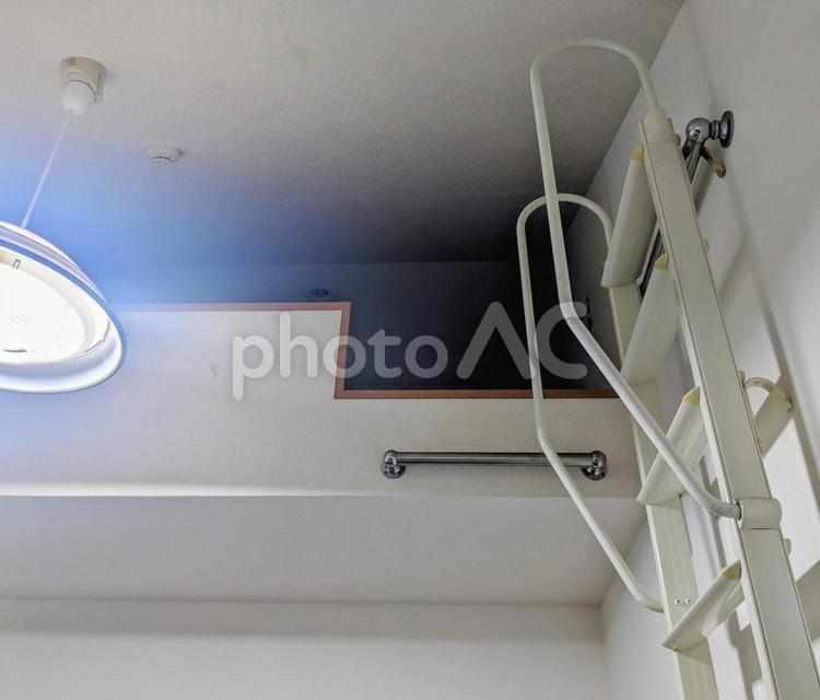 小2階の収納部屋用のハシゴ 小2階,収納,部屋の写真素材