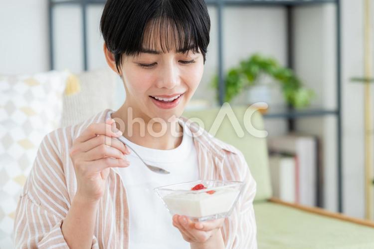 ヨーグルトを食べる若い女性 ヨーグルト,ダイエット,食べるの写真素材