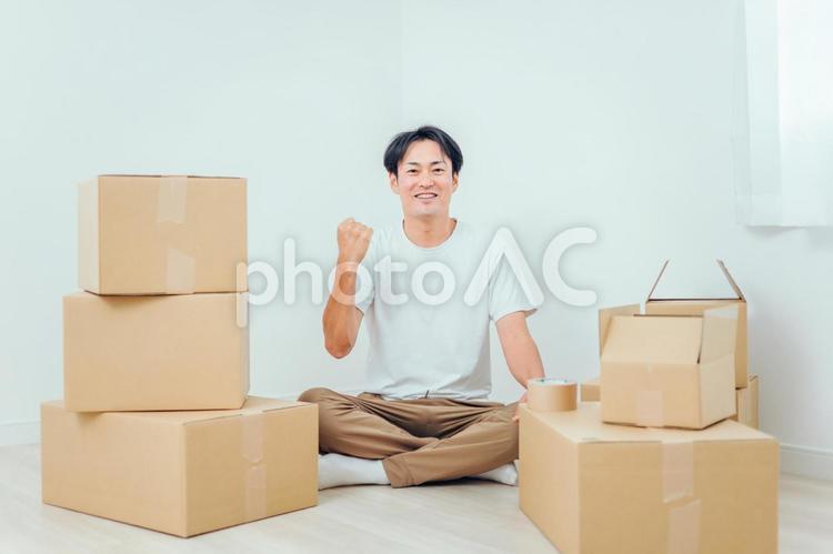 荷造りする男性（笑顔） 荷造り,引越し,ダンボールの写真素材