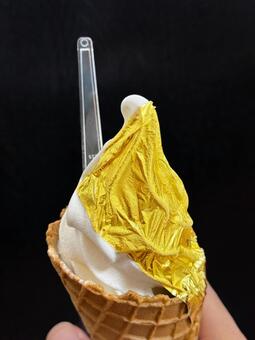 金箔を貼り付けたソフトクリーム 金箔,豪華,ゴージャスの写真素材