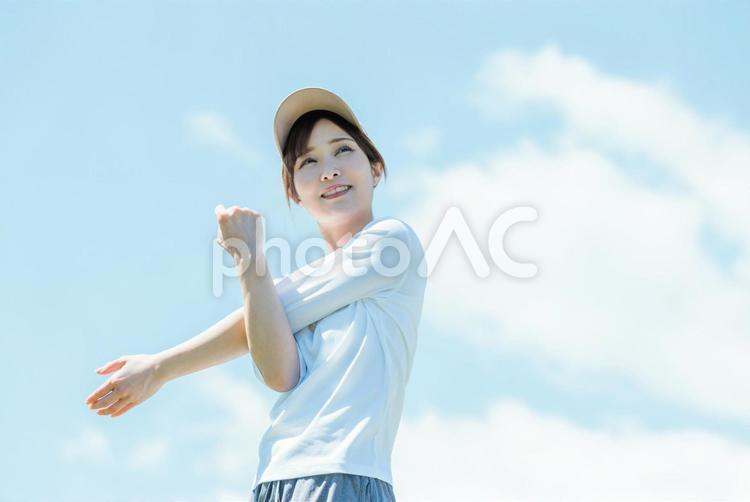 ゴルフを楽しむ女性 ゴルフ,女性,青空の写真素材