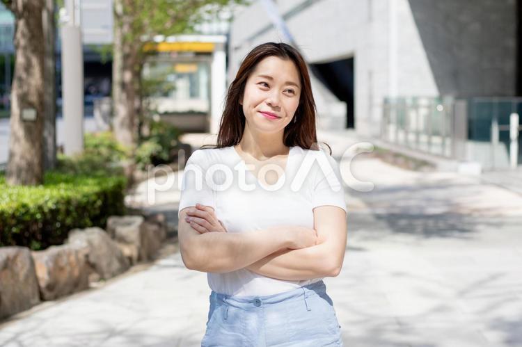腕組みする女性 女性,ol,元気の写真素材