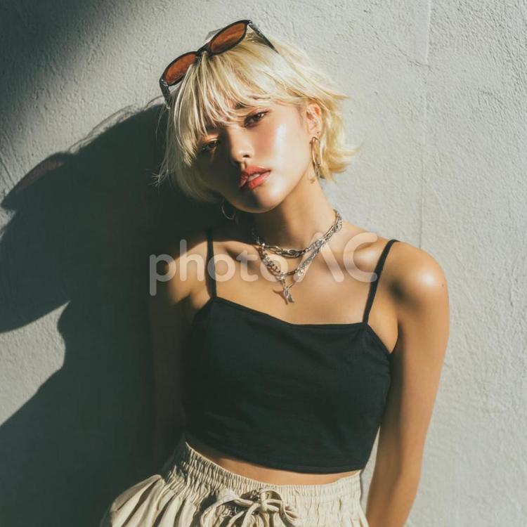 金髪美人03 金髪,ショートヘア,チューブトップの写真素材
