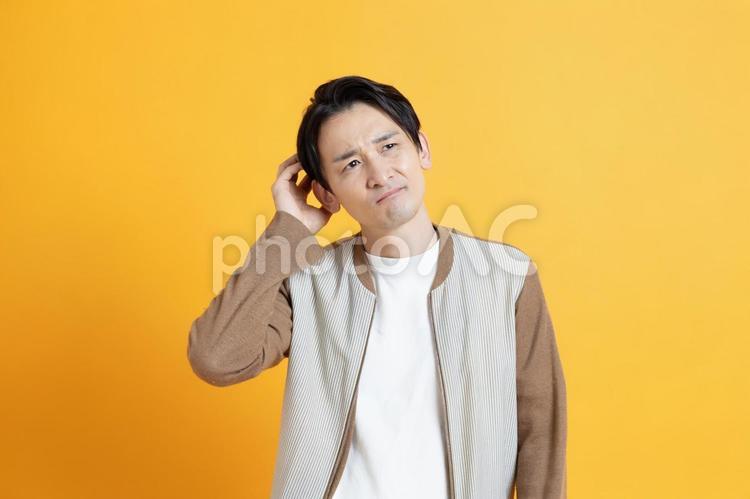 困っている日本人男性 男性,イケメン,夫の写真素材