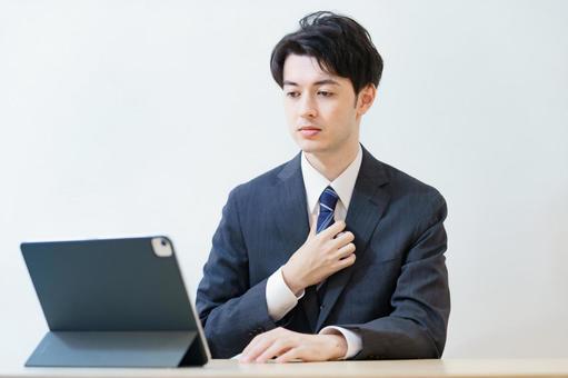 一個西裝革履的男人帶著緊張的神色參加在線採訪、會議或會議 一個西裝革履的男人帶著緊張的神色參加在線採訪、會議或會議