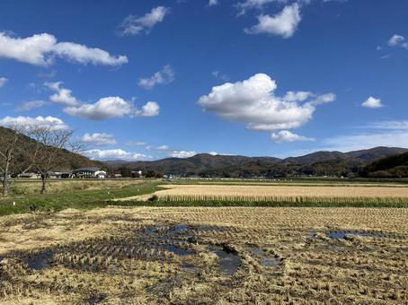 遠野の田園と山並みのふるさと風景の写真