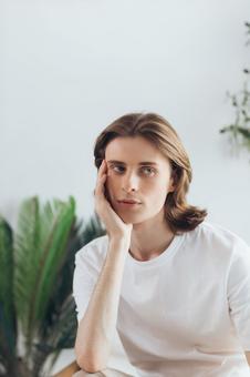 頬杖をつく男性 男性,外国人,欧米人の写真素材