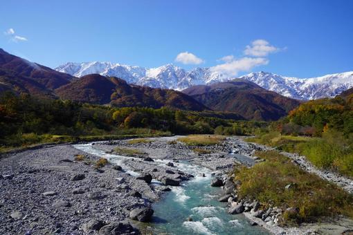 白馬大橋からみる紅葉 山,自然,風景の写真素材