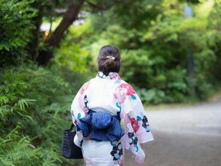 32:観光する浴衣の女性 32:観光する浴衣の女性 浴衣,ゆかた,観光の写真素材