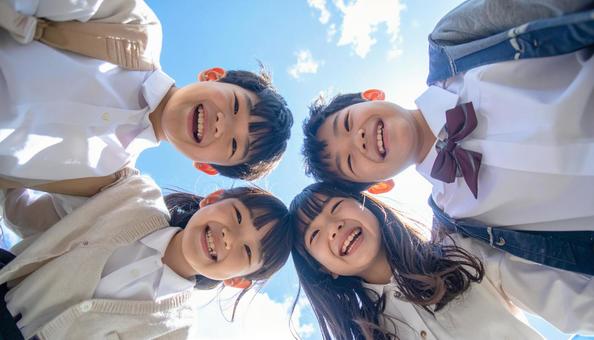 笑顔で元気いっぱいの小学生 笑顔で元気いっぱいの小学生の写真