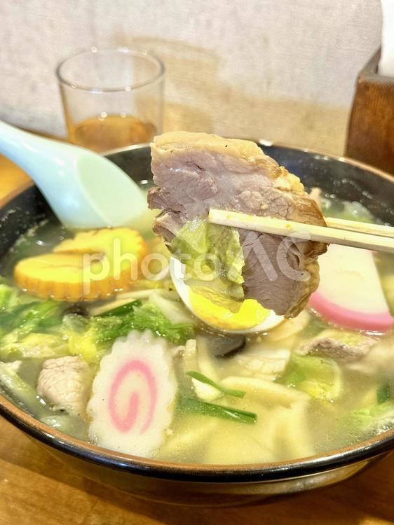 五目そば　チャーシューを掴む 割り箸,テーブル,カウンターの写真素材
