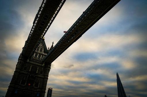 タワーブリッジと空 タワーブリッジと空 タワーブリッジ,橋,ロンドンの写真素材