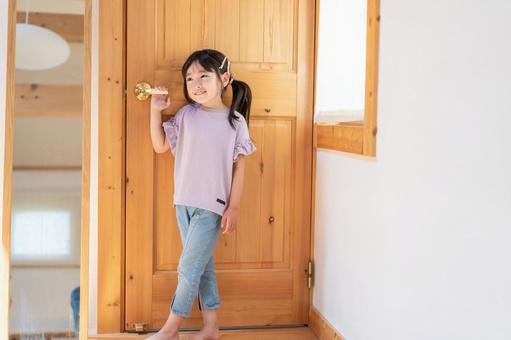 おうちで遊ぶ女の子 おうちで遊ぶ女の子 幼児,遊ぶ,長期の写真素材