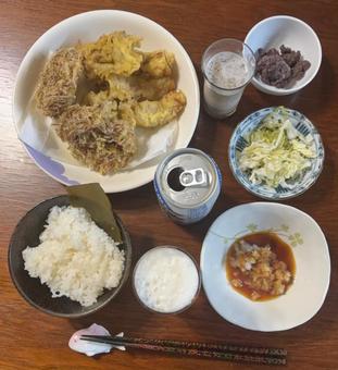豚肉と食用菊もってのほかかき揚げ等の夕食 夕食,あきたこまち,昆布ご飯の写真素材