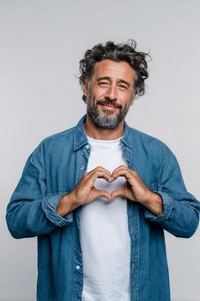 愛と感謝を表現する、ダンディな男性 愛と感謝を表現する、ダンディな男性の写真