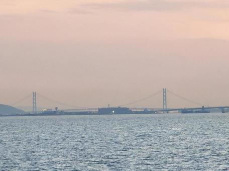 大阪から見た明石海峡大橋 大阪から見た明石海峡大橋の写真