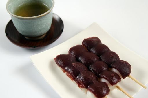 あん団子と緑茶の和風おやつ あん団子と緑茶の和風おやつ 団子,あんこ,緑茶の写真素材