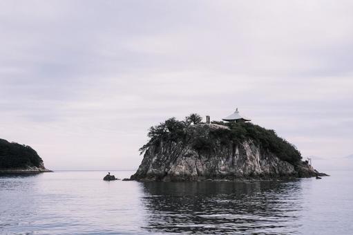 海に浮かぶ島の写真