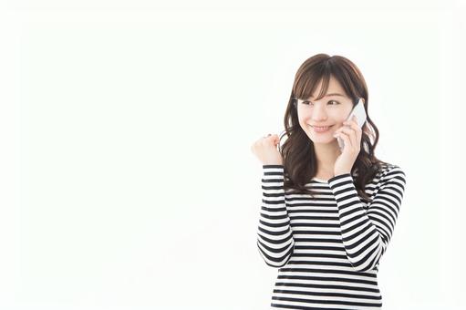 若い女性 スマートフォン ガッツポーズ 若い女性 スマートフォン ガッツポーズ スマートフォン,ガッツポーズ,話すの写真素材