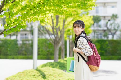 キャンパスを歩く女子大学生 キャンパスを歩く女子大学生の写真