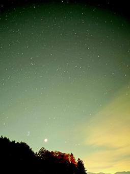 流れ星の見える星空 流れ星の見える星空 流れ星,夜空,星空の写真素材