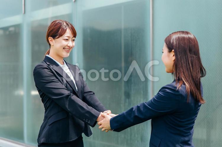 握手をするスーツ姿の女性 握手,契約,商談の写真素材