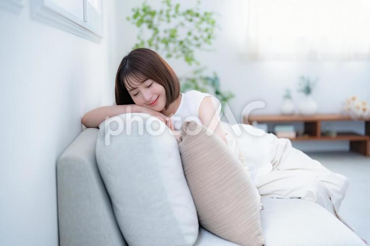 ソファでくつろぐ女性 大学生,美白,モデルの写真素材