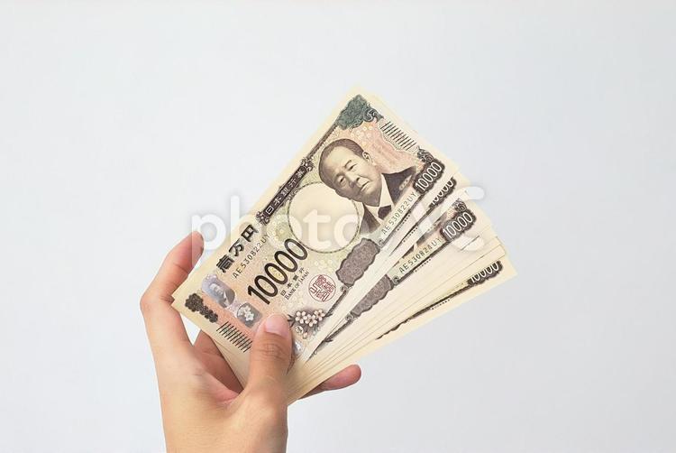 一万円札を持った女性の手(新紙幣) お金,持つ,マネーの写真素材